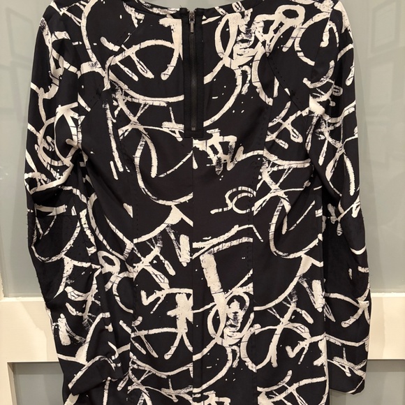 2 Tory Burch Black and White Print Long Sleeve Blouse with Zipper - Picture 4 of 5